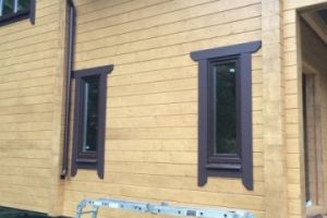 Окна с наличником в деревянном доме
