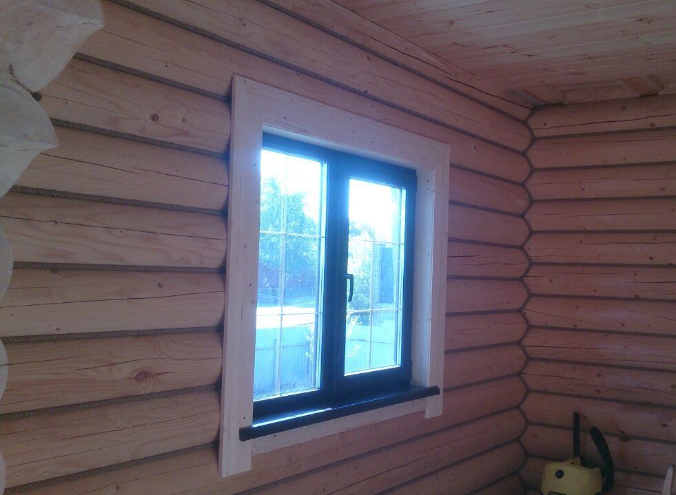 окна внутри деревянного дома